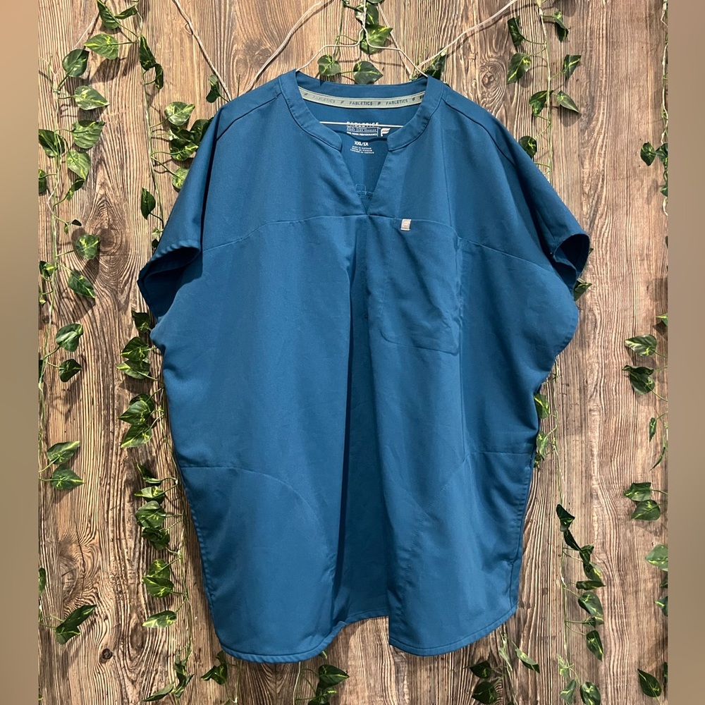 Women’s Caribbean Blue Evolve 3-Pocket Scrub Top